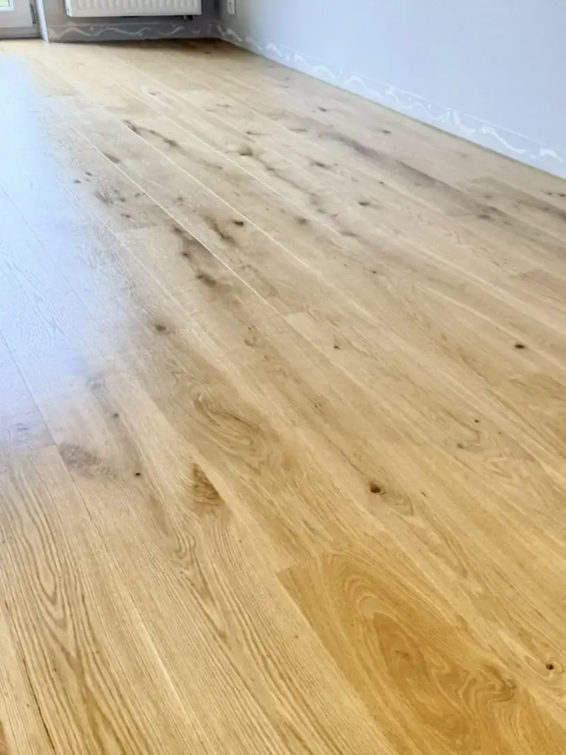 Deska warstwowa dębowa po renowacji, naturalny kolor drewna